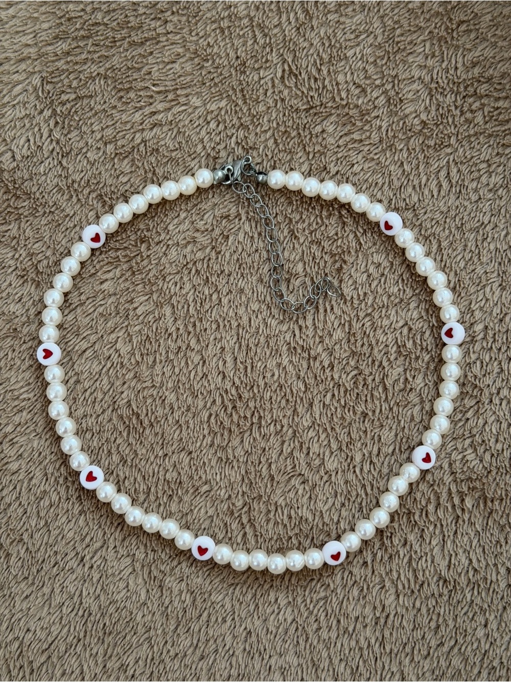 Pearl necklace with heart details. Color: white and red - Picture 2 of 2